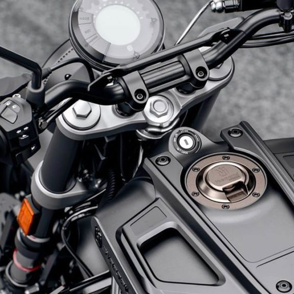 Foto_detalle_husqvarna_svartpilen200_2020_2-1024x576 Foto_detalle_husqvarna_svartpilen200_2020_2-1024x576